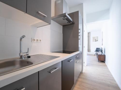 una cucina con un lavello e un piano di lavoro di Apartment Malecot I by Interhome a Blankenberge