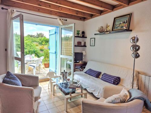 un salon avec un canapé et une table dans l'établissement Holiday Home La Baie des Corsaires-9 by Interhome, à Saint-Malo