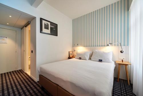 Ein Bett oder Betten in einem Zimmer der Unterkunft Leopold Hotel Ostend
