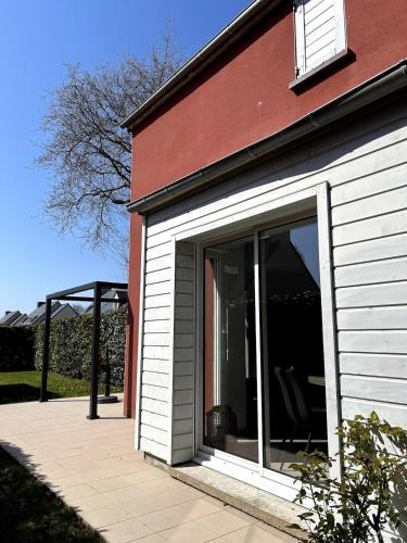 a building with a large window on the side of it at Charlotte Lodge-House 4 pers-wifi-parking-Dinard in Dinard