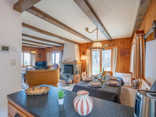 Una cocina y una sala de estar con una mesa y un sofá. en Chalet Chalet Alleluia by Interhome, en Ovronnaz