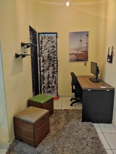 an office with a desk and a computer in a room at Casa individual próximo a UFT in Palmas