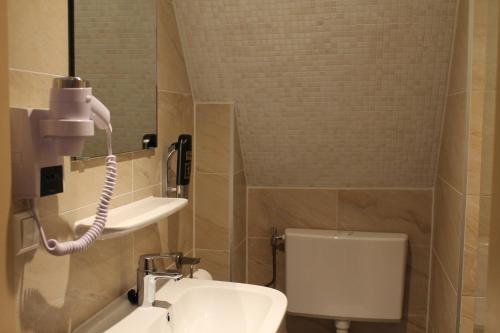 Koupelna v ubytování Aston City Hotel