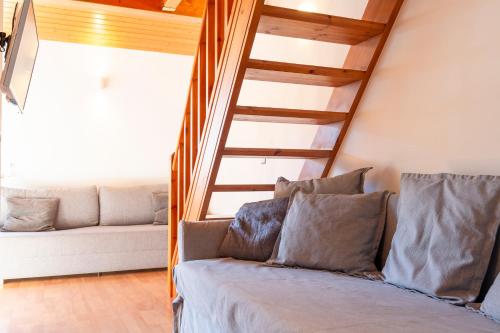 a living room with a staircase and a couch at Junto a Rutas de Senderismo Dúplex con Vistas I AndBnB in El Tarter