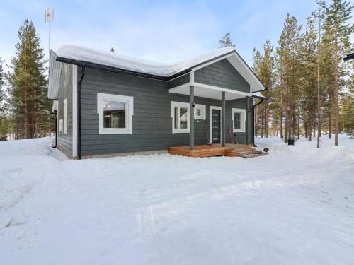 ein kleines Haus mit einer Veranda im Schnee in der Unterkunft Holiday Home Villa mella by Interhome in Raattama