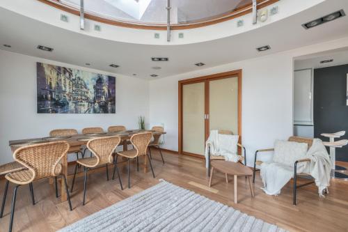 a dining room with a table and chairs at Kamienica Sopocka by NorthSide Apartments in Sopot