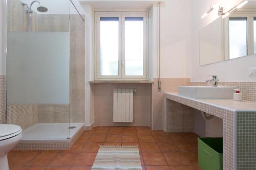 bagno con lavandino, vasca e servizi igienici di Villa Mondello a Mondello