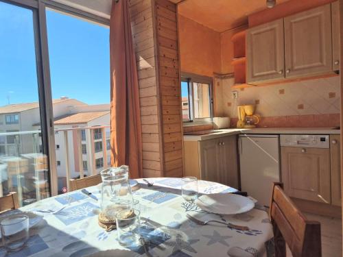 - une cuisine avec une table et une vue dans l'établissement Studio cabine 4 couchages CAP D'AGDE CT277-018, au Cap d'Agde