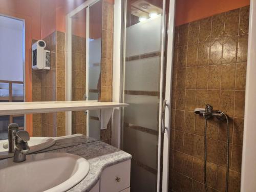 une salle de bain avec un lavabo et une douche dans l'établissement Studio cabine 4 couchages CAP D'AGDE CT277-018, au Cap d'Agde