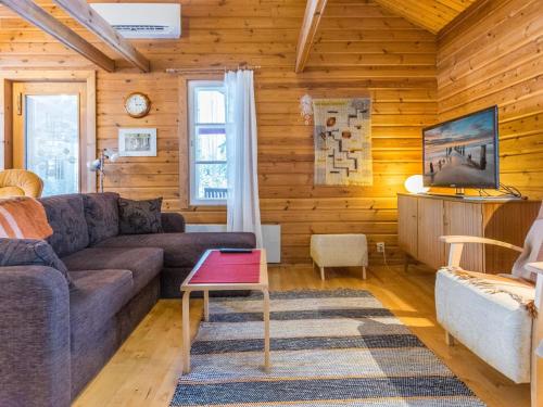 un salon avec un canapé et une table dans l'établissement Holiday Home Karinkunnas by Interhome, à Rautavaara