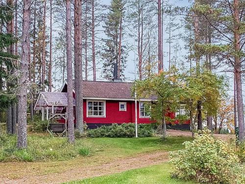 une maison rouge au milieu d'une forêt dans l'établissement Holiday Home Karinkunnas by Interhome, à Rautavaara