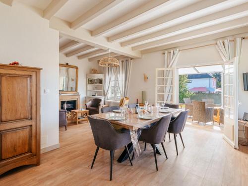 une salle à manger avec une table et des chaises dans l'établissement Holiday Home Terre Neuvas by Interhome, à Cancale