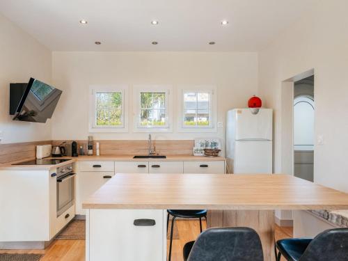 une cuisine avec une table en bois et un réfrigérateur dans l'établissement Holiday Home Terre Neuvas by Interhome, à Cancale