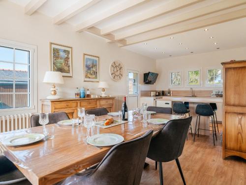 une salle à manger avec une grande table et des chaises en bois dans l'établissement Holiday Home Terre Neuvas by Interhome, à Cancale