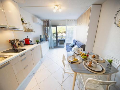 une cuisine et une salle à manger avec une table et des chaises dans l'établissement Studio La Frégate-15 by Interhome, au Grau-du-Roi