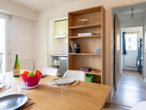 une table de salle à manger avec un bol de fruits dessus dans l'établissement Apartment Front de Mer-9 by Interhome, à Cabourg
