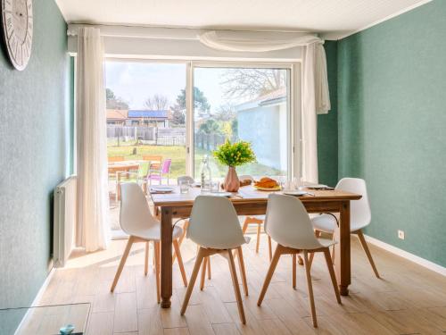 une salle à manger avec une table et des chaises et une fenêtre dans l'établissement Holiday Home Les Trounques-2 by Interhome, à Mimizan