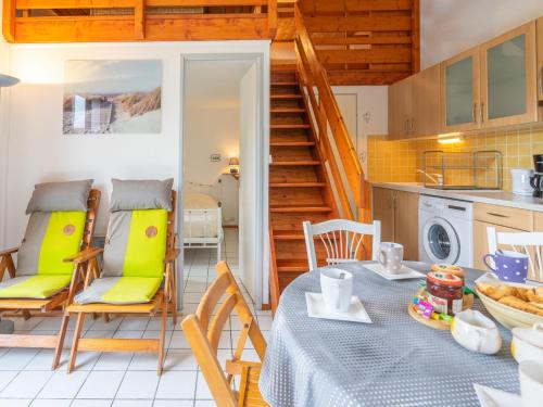 une cuisine et une salle à manger avec une table et des chaises dans l'établissement Holiday Home Bois Soleil-2 by Interhome, à Saint-Palais-sur-Mer