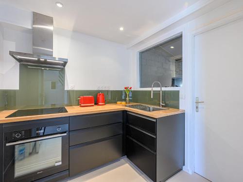 una cocina con fregadero y estufa en Holiday Home Le Verger by Interhome, en Carnac