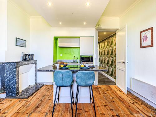 - une cuisine avec une table et deux chaises dans l'établissement Apartment Kériolet by Interhome, à Auray