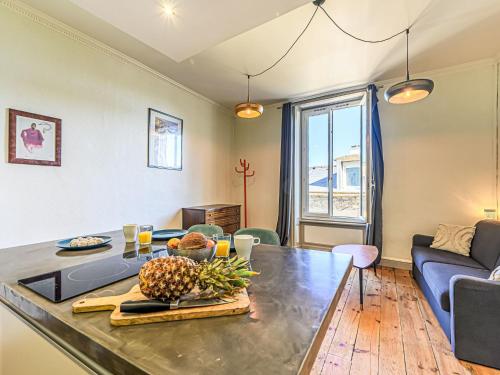 un salon avec une table et un canapé bleu dans l'établissement Apartment Kériolet by Interhome, à Auray