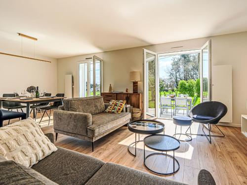 un salon avec un canapé, des chaises et une table dans l'établissement Holiday Home La Tour Bourgerel avec piscine by Interhome, à Baden