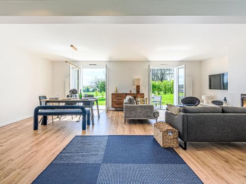 un salon avec un canapé et une table dans l'établissement Holiday Home La Tour Bourgerel avec piscine by Interhome, à Baden