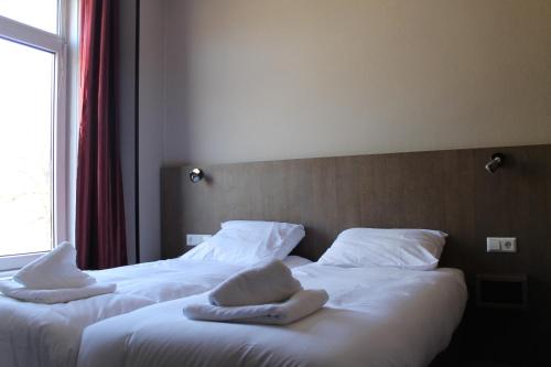 Postel nebo postele na pokoji v ubytování Aston City Hotel