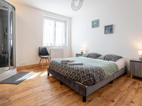 une chambre avec un lit et une télévision dans l'établissement Holiday Home La maison du phare by Interhome, à Ver-sur-Mer