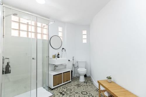 a bathroom with a shower and a sink and a toilet at Pensión Plaza América in Alicante