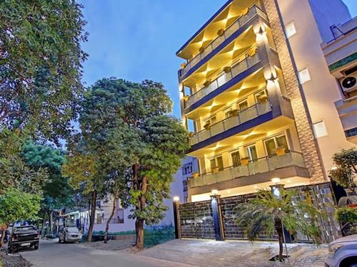 グルガオンにあるNUAB House - Near Fortis, MAX, MEDANTA, Paras Hospitals and HUDA Metroの側面に照明が付いた大きな建物