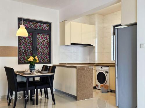 振林山2BR2B Hozem JB2502 Apartment Forest City的一间带桌椅的厨房和一间带洗碗机的厨房