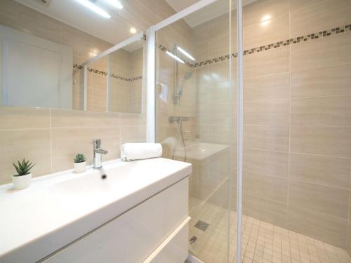 une salle de bain avec un lavabo et une douche en verre dans l'établissement Apartment Acapulco by Interhome, à La Grande Motte