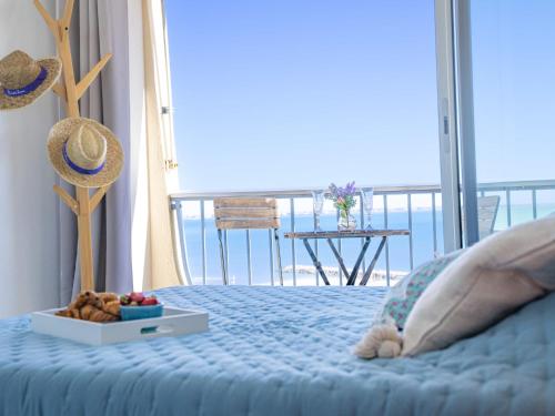 une chambre avec un lit avec un bol de fruits dessus dans l'établissement Apartment Acapulco by Interhome, à La Grande Motte