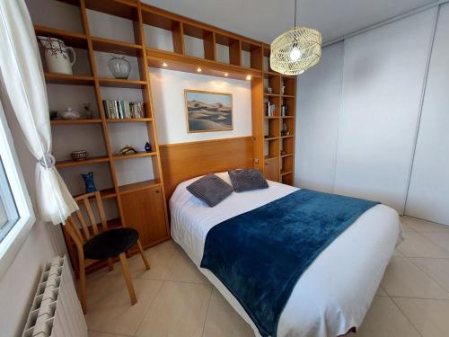 Katil atau katil-katil dalam bilik di Apartment T2 avec balcon-calme et près du port by Interhome