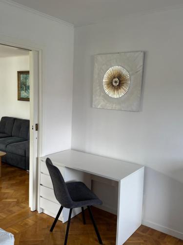 a room with a chair and a desk with a mirror at Härligt boende i perfekt läge, v1 nyrenoverat in Borås