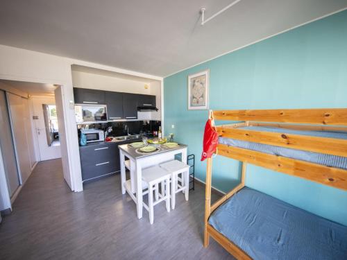 une chambre avec un lit et une cuisine avec une table dans l'établissement Studio Escale Plage-3 by Interhome, au Grau-du-Roi