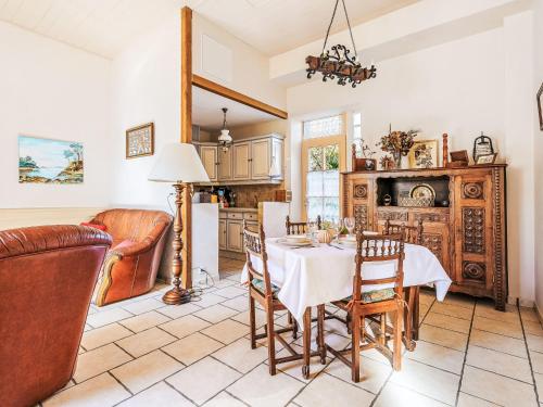 une cuisine et une salle à manger avec une table et des chaises dans l'établissement Holiday Home Kenavo by Interhome, à Dinard