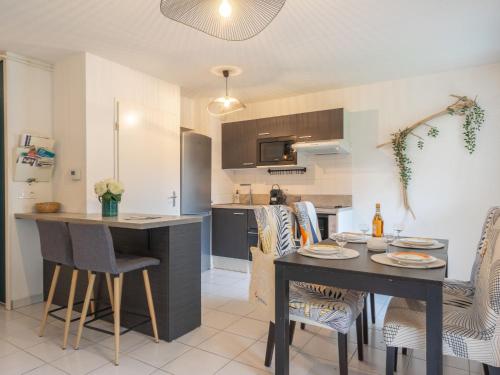 une cuisine et une salle à manger avec une table et des chaises dans l'établissement Apartment Les Jardins d'Aunis-2 by Interhome, à Royan