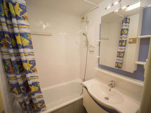 une salle de bain avec un rideau de douche et un lavabo dans l'établissement Appartement lumineux 2 pièces à Crève Coeur, proche pistes et commerces - FR-1-356-271, à Valmorel