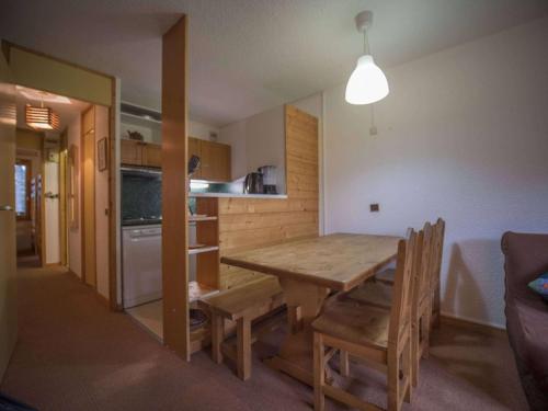 une cuisine et une salle à manger avec une table et des chaises en bois dans l'établissement Appartement lumineux 2 pièces à Crève Coeur, proche pistes et commerces - FR-1-356-271, à Valmorel