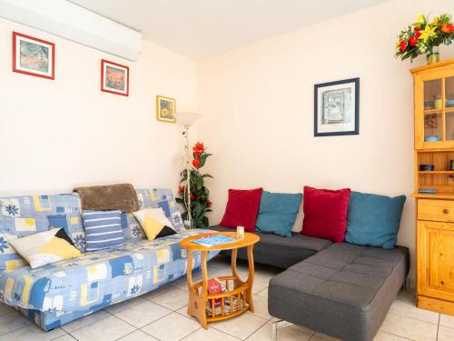 un salon avec un canapé et une table dans l'établissement Holiday Home Côté Sud by Interhome, à Cancale