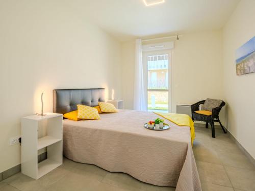 - une chambre avec un lit et une assiette de nourriture dans l'établissement Apartment Remember by Interhome, à Mimizan
