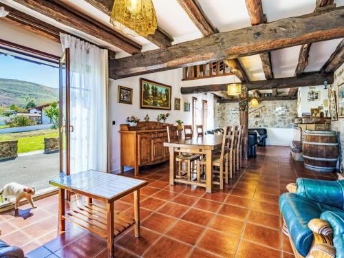 un salon avec un canapé et une table dans l'établissement Holiday Home Ederrenea by Interhome, à Urrugne