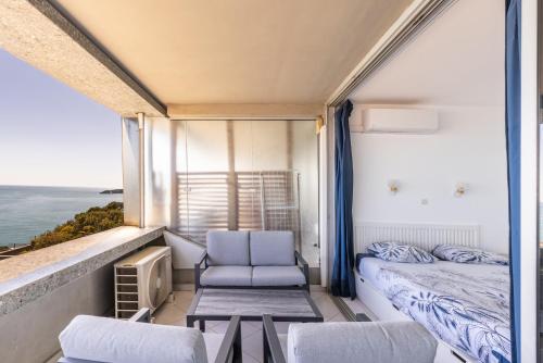 una camera da letto con un letto, una sedia e una finestra di Costa Plana 135 a Cap d'Ail