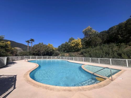 une piscine entourée d'une clôture dans l'établissement Appartement avec terrasse et piscine, 2 pièces, 4 couchages, à Cavalaire-sur-Mer - FR-1-226B-206, à Cavalaire-sur-Mer