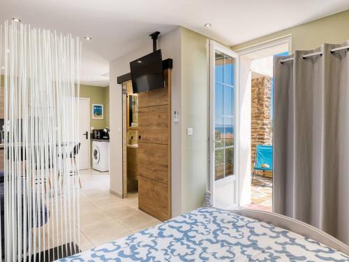 Postel nebo postele na pokoji v ubytování Appartement au Lavandou - Vue Mer - Climatisé - Tout à pieds - FR-1-816-3