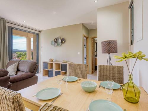 un salon avec une table et un canapé dans l'établissement Appartement moderne climatisé près du centre-ville - FR-1-816-24, au Lavandou