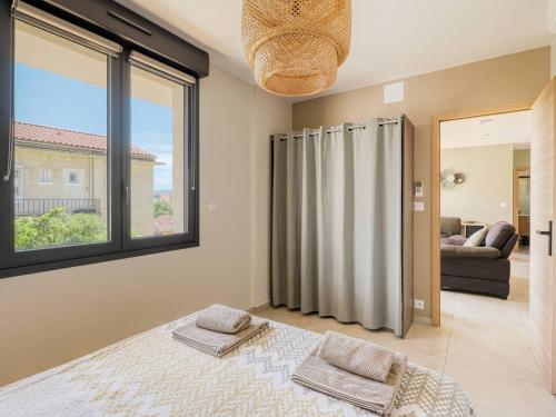 une chambre avec un lit et une grande fenêtre dans l'établissement Appartement moderne climatisé près du centre-ville - FR-1-816-24, au Lavandou