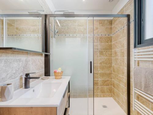 une salle de bain avec douche et lavabo dans l'établissement Appartement moderne climatisé près du centre-ville - FR-1-816-24, au Lavandou